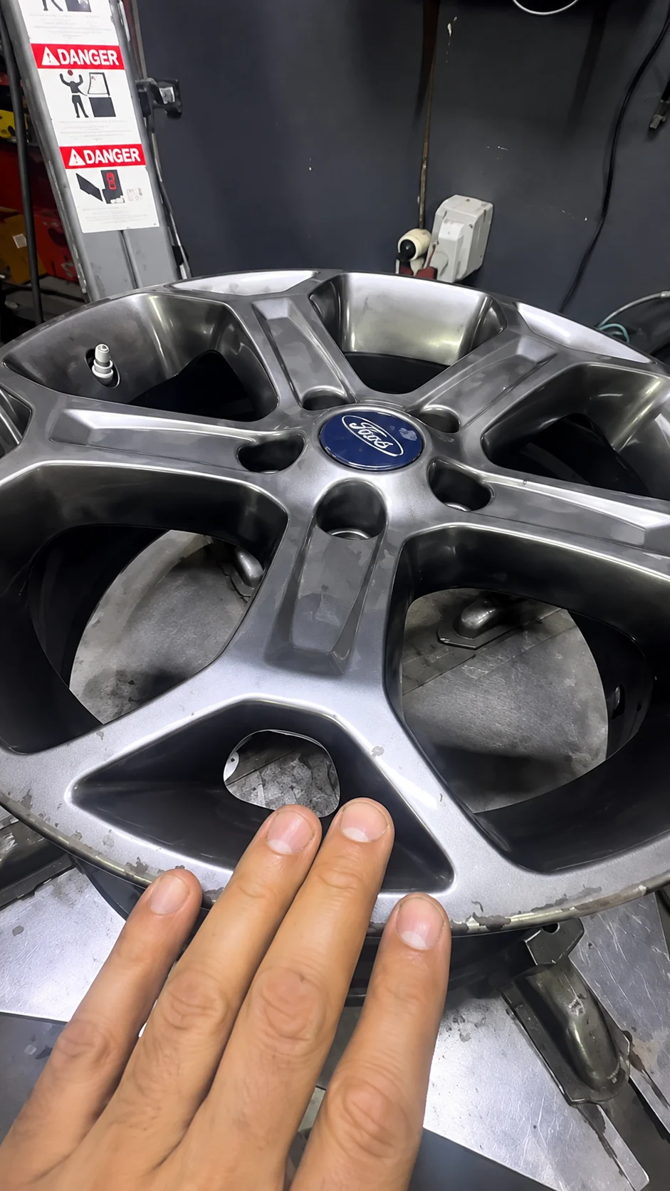Легкосплавний диск Ford з пошкодженим покриттям перед фарбуванням