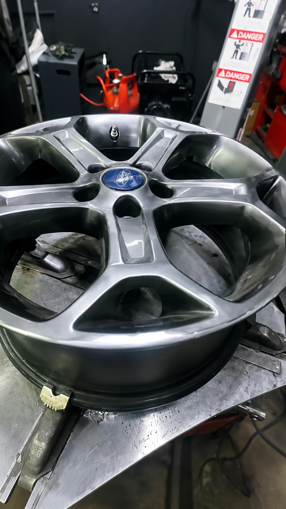Пофарбований легкосплавний диск Ford після відновлення