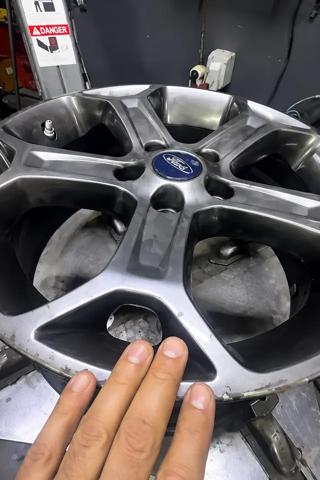 Легкосплавний диск Ford з пошкодженим покриттям перед фарбуванням
