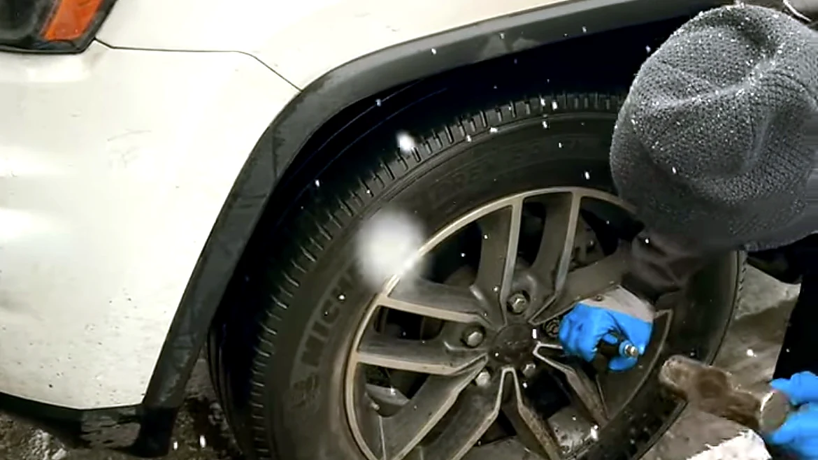 Зняття секретного болта з колеса Jeep — робота Speed Service