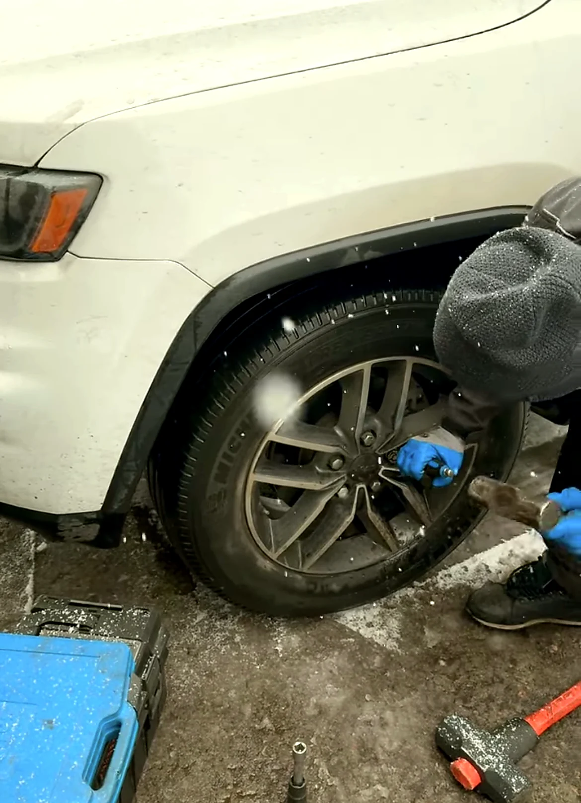 Майстер Speed Service знімає секретку з колеса Jeep