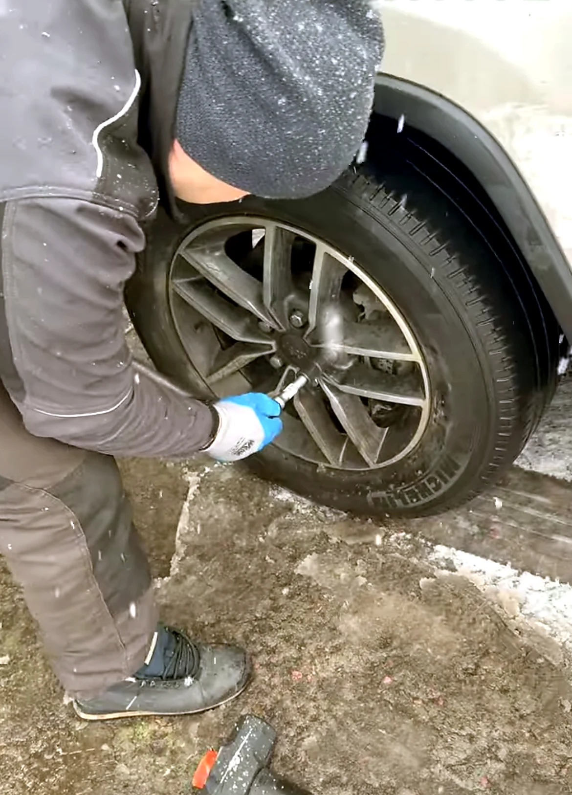 Процес зняття пошкодженого секретного болта
