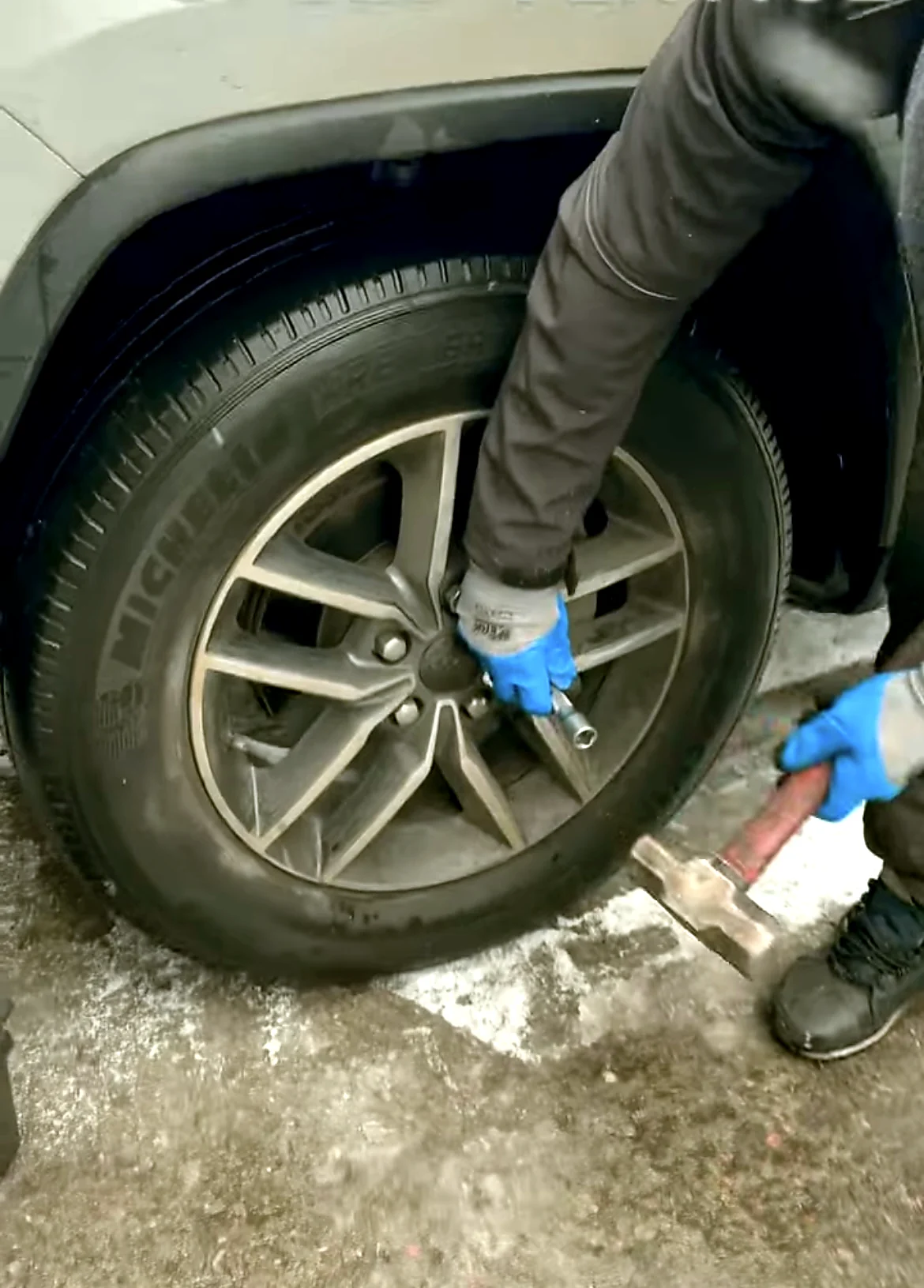 Робота із секретним кріпленням на колесі Jeep