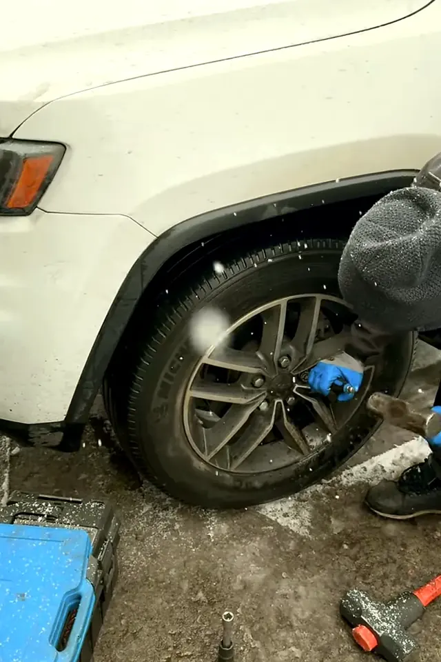 Зняття секретного болта з колеса Jeep — робота Speed Service